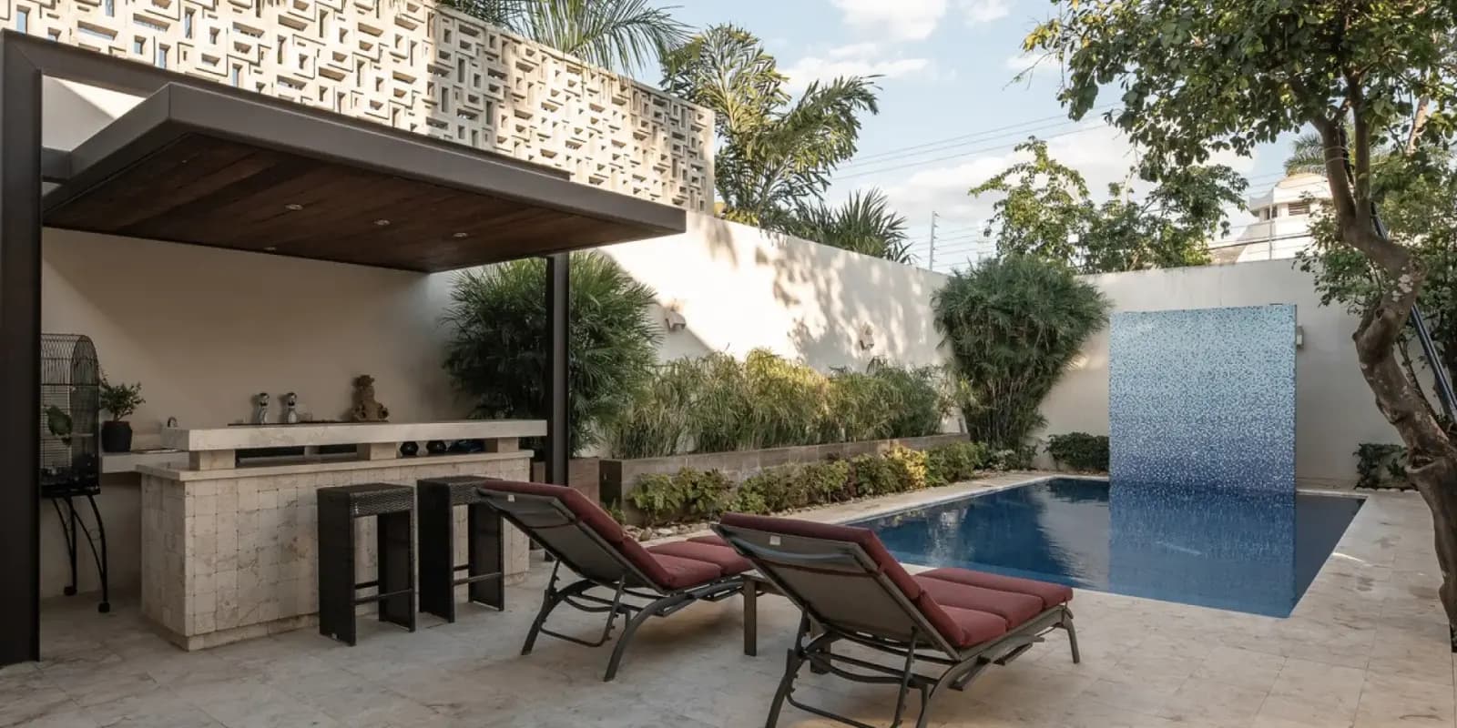Casa residencial en una colonia consolidada de Mérida, con vegetación tropical